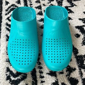 Like new teal calzuros. Worn for a total of ~8hrs. Just weren’t for me!